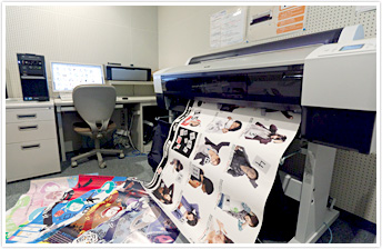 メディア工作室は、ディジタル教材作成のための施設です。ポスターなどの制作が可能です。