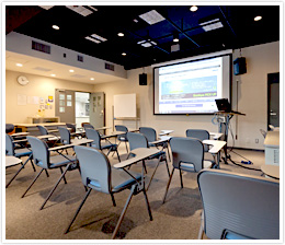 プレゼンテーションルームは、ゼミなどの際にデモスペースとして活用することができます。